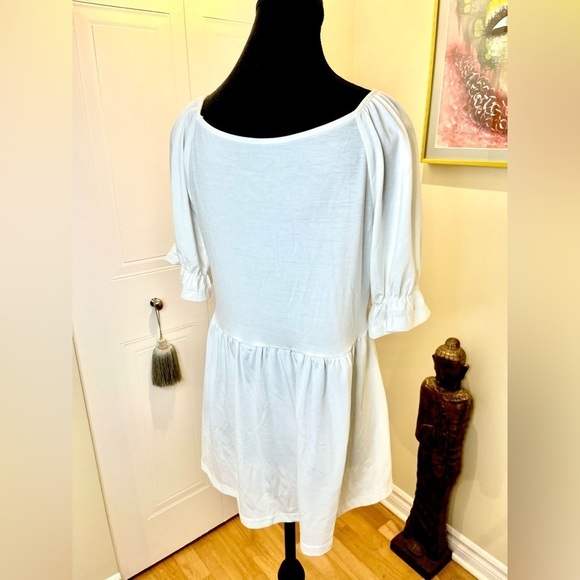 Romantic V-neck white tee w/empire peplum, puff elastic sleeves w/flair trim 🤍 - Picture 6 of 9